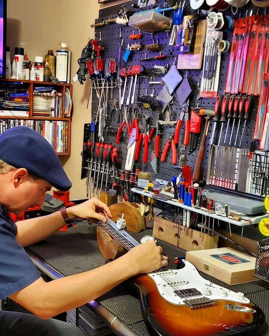 Joseph Robles realizando un trabajo de precisión en una guitarra eléctrica