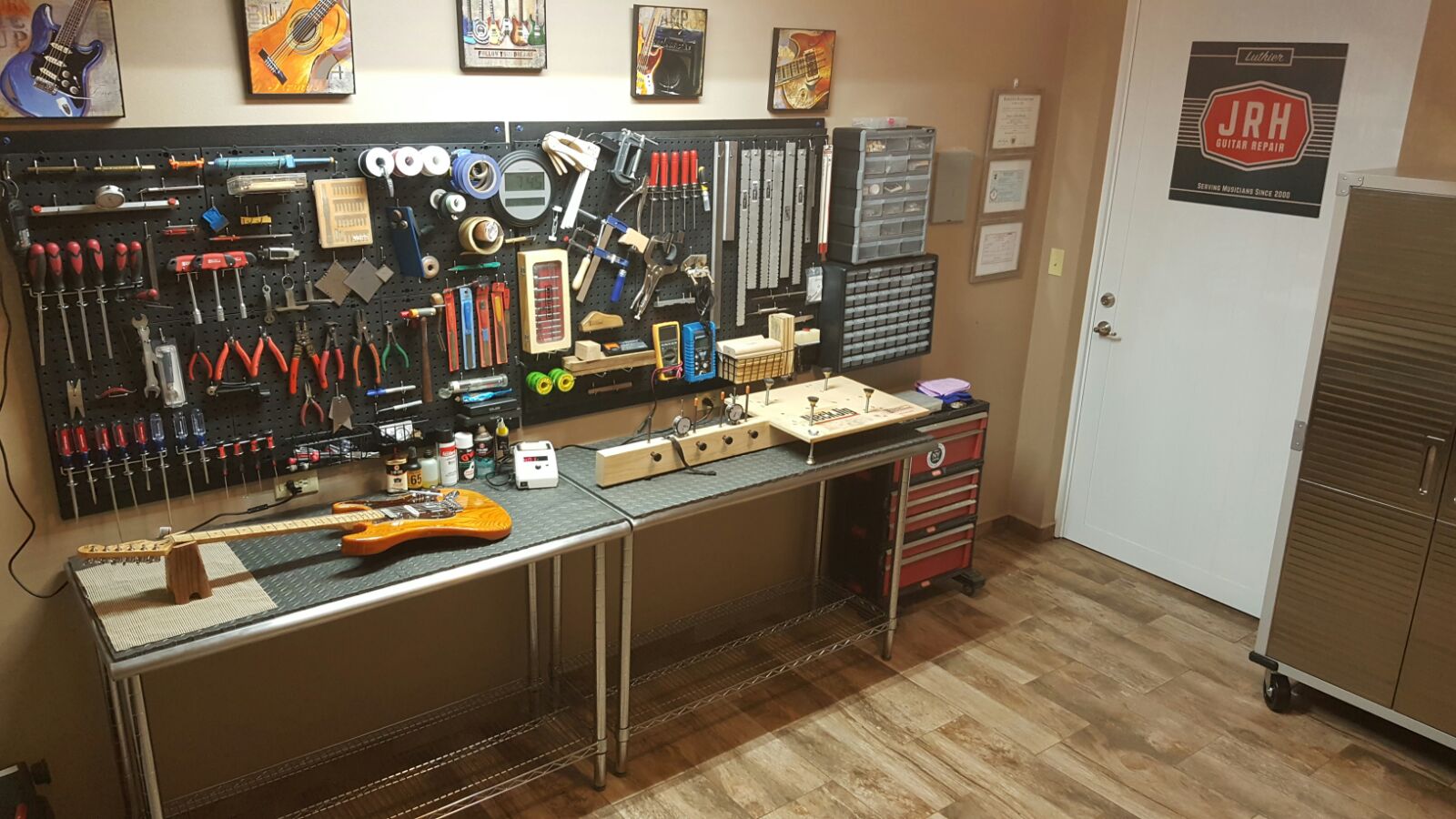 Banco de trabajo y herramientas del taller JRH Guitar Repair en Camuy