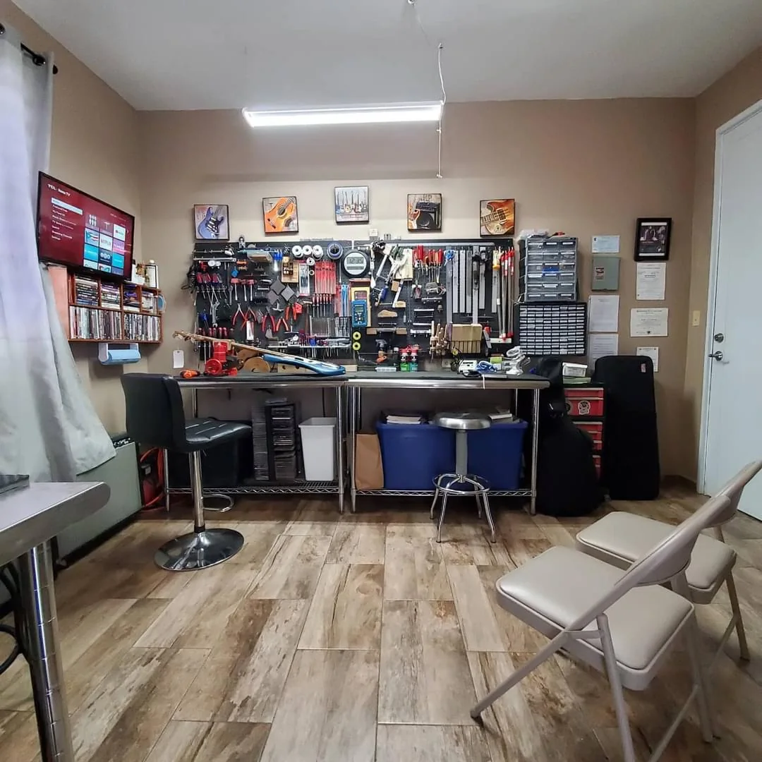Vista interior de las facilidades de JRH Guitar Repair
